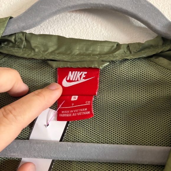 Nike Women’s Olive Green Windbreaker Rain Coat Zip Up Jacket Size Small - Picture 10 of 15